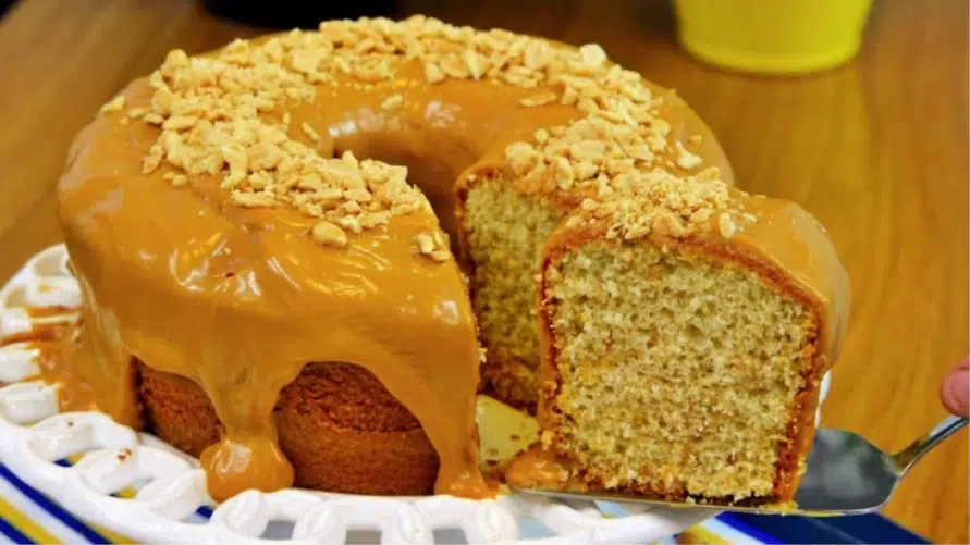 Bolo de Amendoim com Cobertura