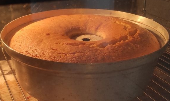 Bolos caseiros feitos com amor — mesa com variedade de receitas